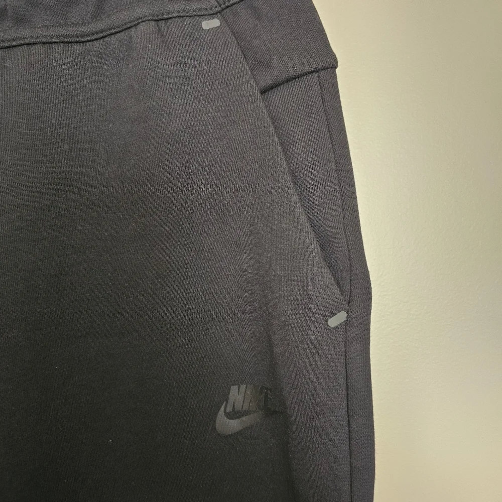 NWT Nike Men Black Slim Fit Size M Taper Leg Regular Length Joggers Sweatpants